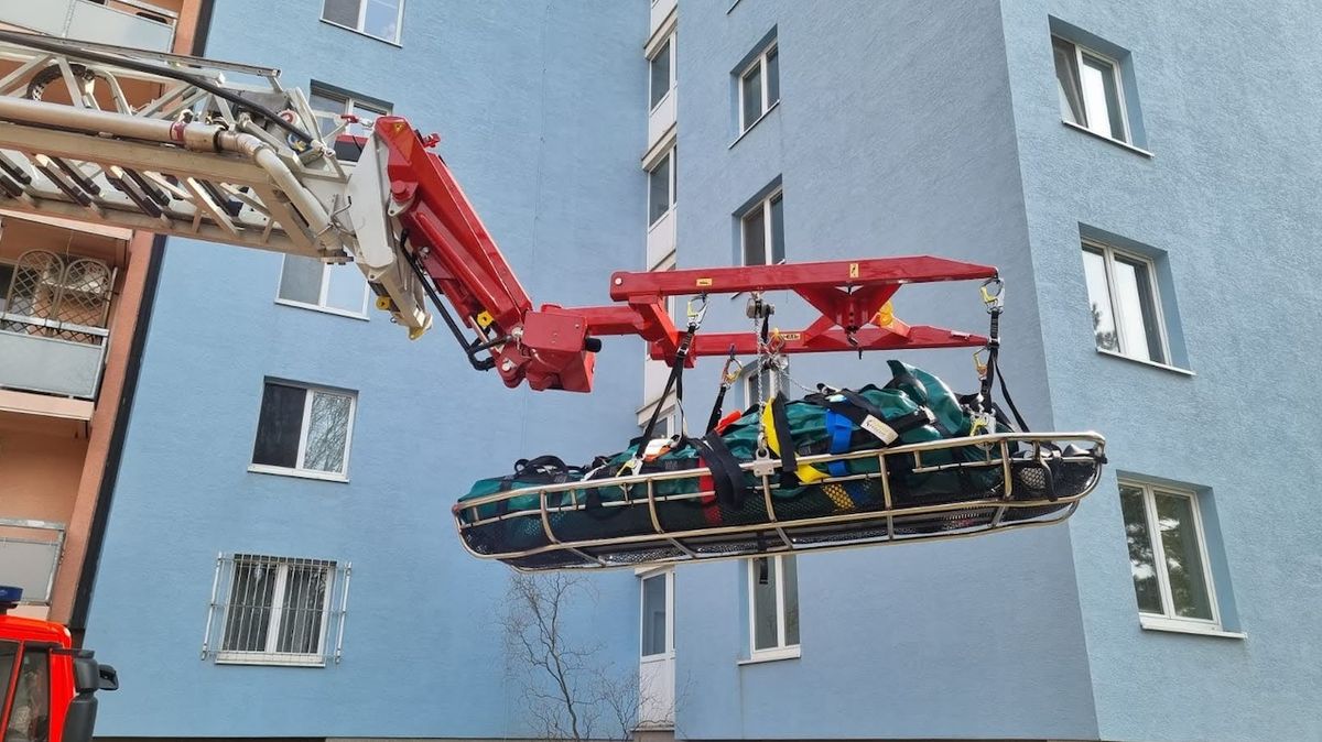 Obézní pacientku museli v Brně hasiči vytáhnout oknem